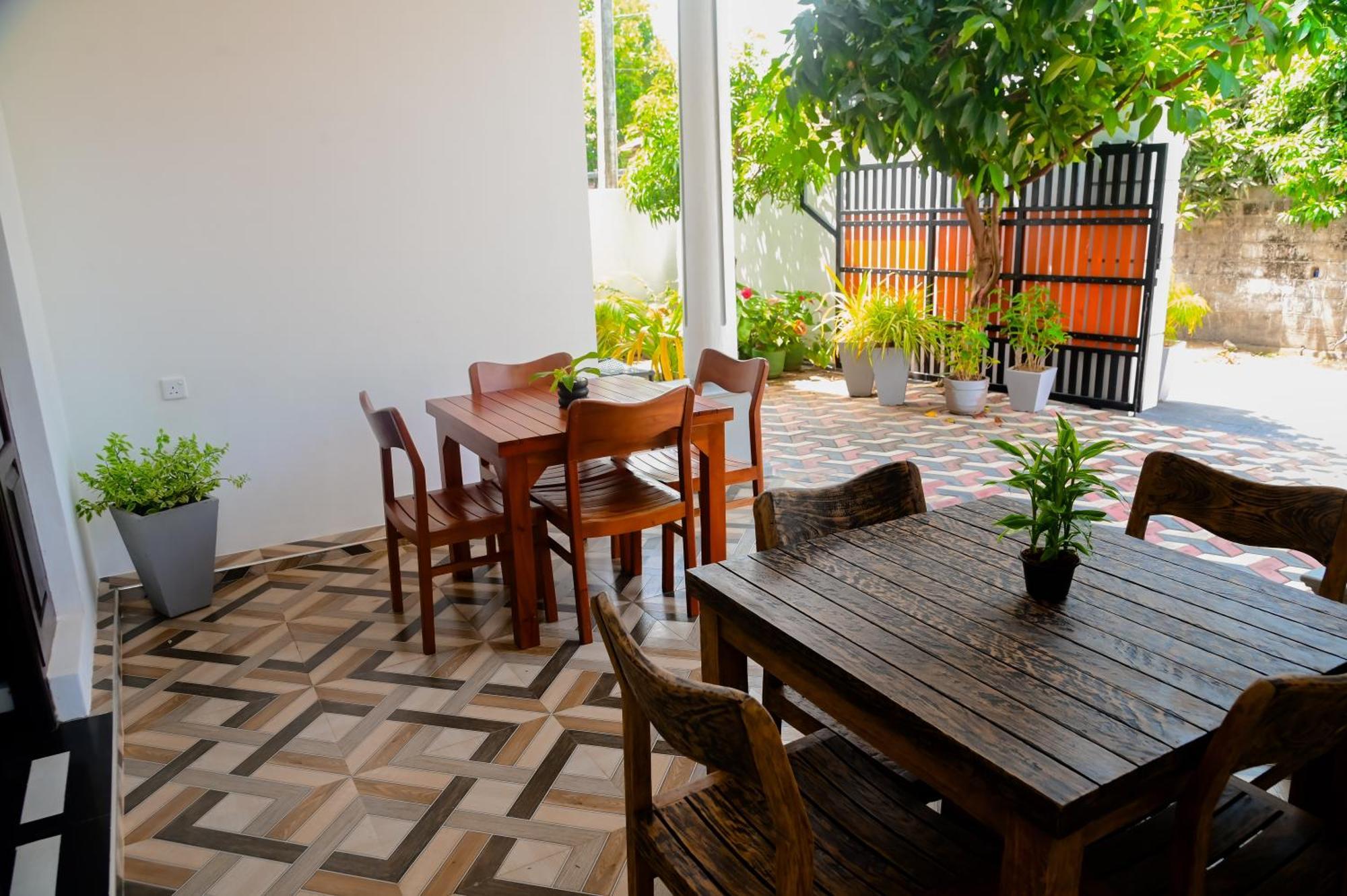 Mario Family Villa And Restaurant Негомбо Екстериор снимка
